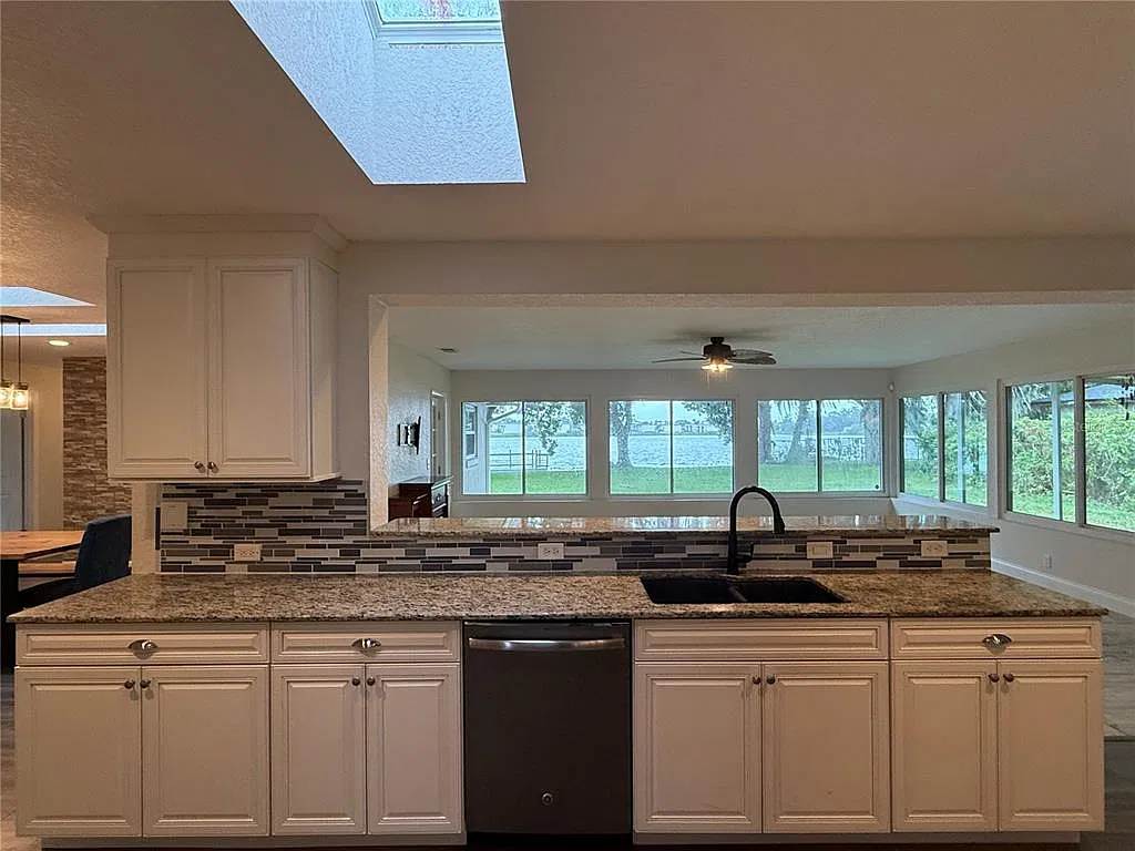 4 bed, 2.0 bath, 2548 sqft, $3,900 — Photo 4