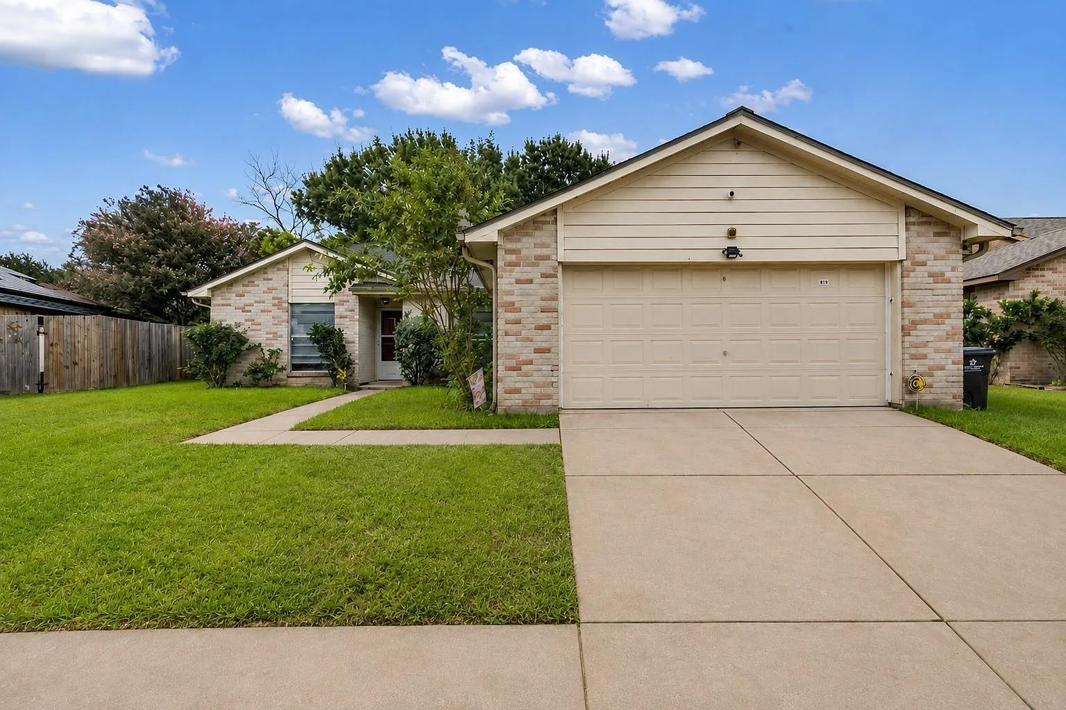 3 bed, 2.0 bath, 1419 sqft, $1,700 — Photo 1