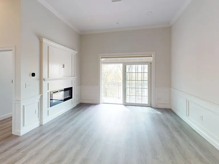 320 Middlesex Ave — Photo 4