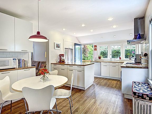 Gas Gourmet Kitchen/breakfast nook