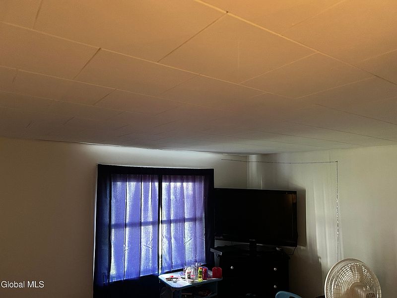 4th image of 902 Draper Avenue