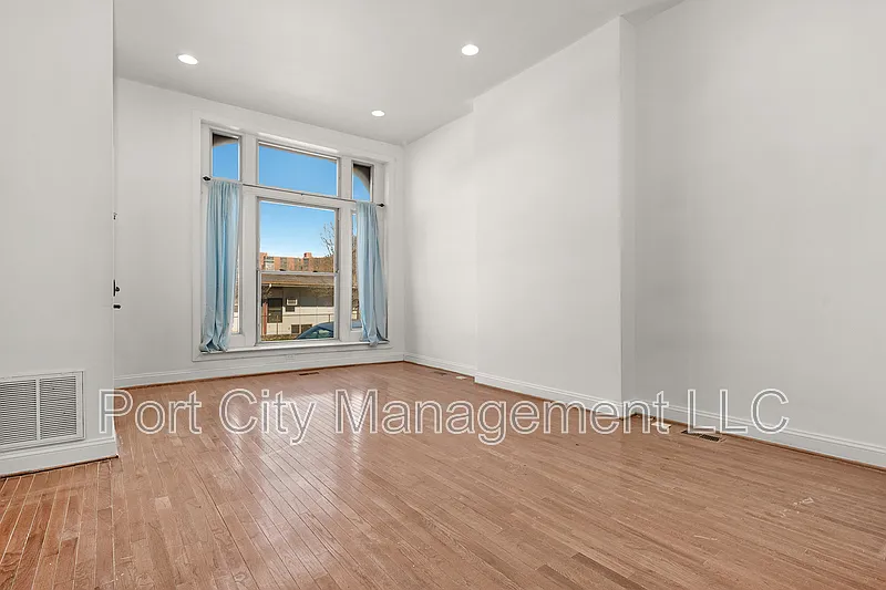 3 bed, 3.0 bath, 2885 sqft, $2,350 — Photo 4