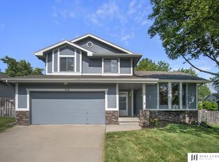 305 Oakwood Dr, Papillion, NE 68133