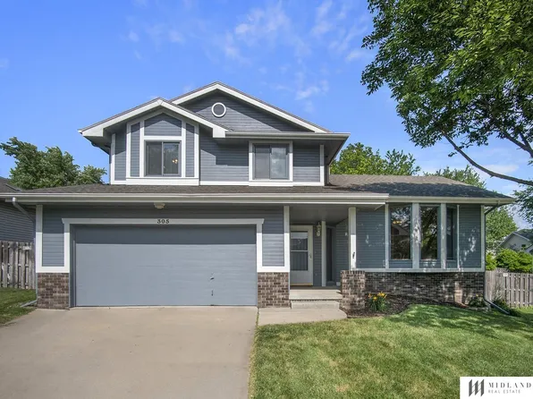 305 Oakwood Dr, Papillion, NE 68133