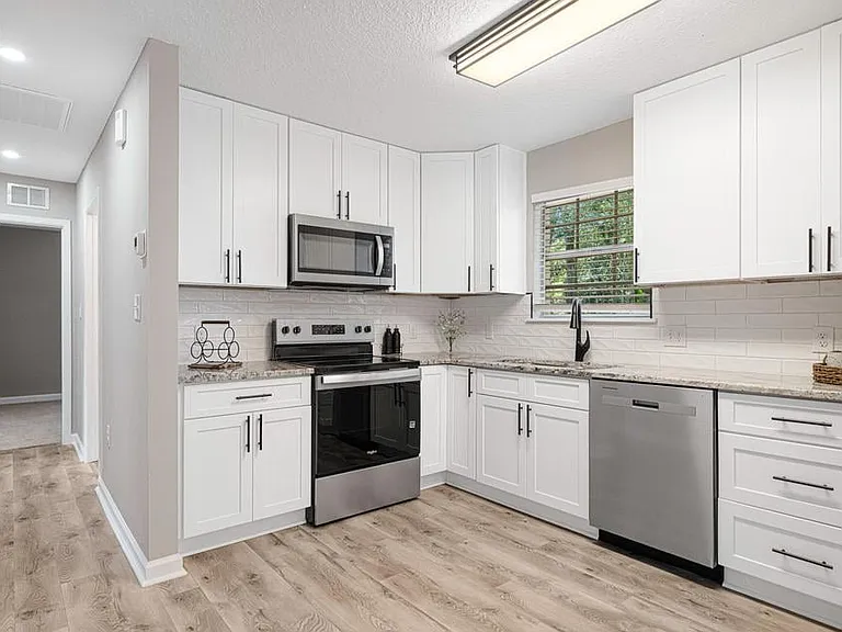 207 Oglesby Ave — Photo 3