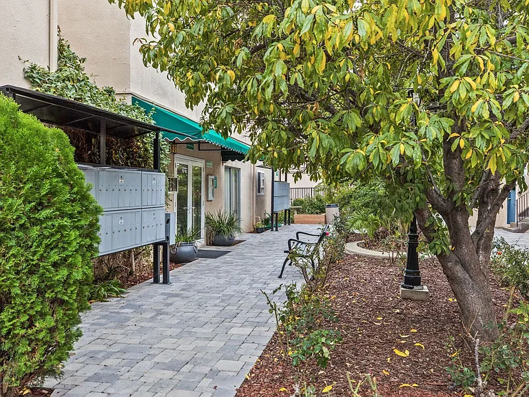 Tarzana Court Apartments — Photo 3