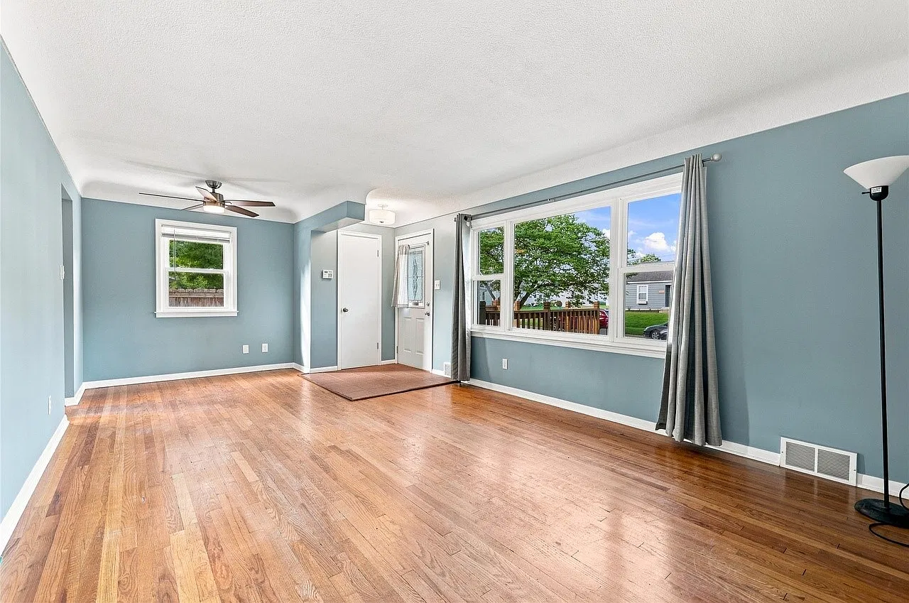 1 bed, 1.0 bath, 1008 sqft, $1,050 — Photo 2