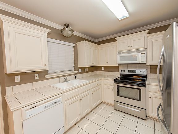 5th image of 204 Elsinore Cir