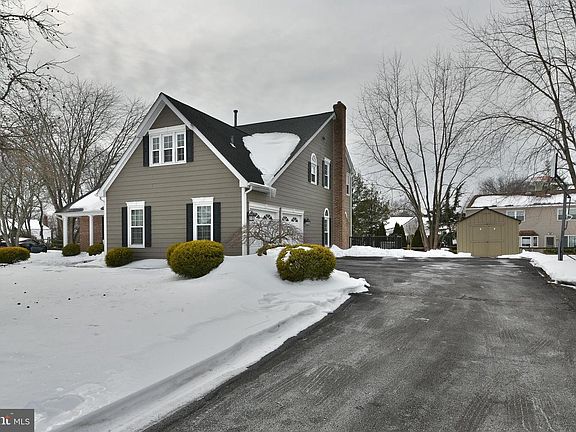 3rd image of 443 Knollbrook Dr