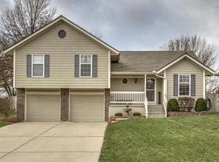 1417 NE Burgandy Ln, Lees Summit, MO 64086