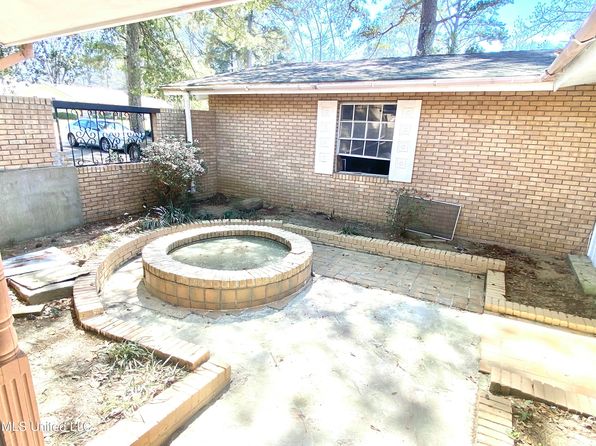 109 Swan Lake Dr, Jackson, MS 39212