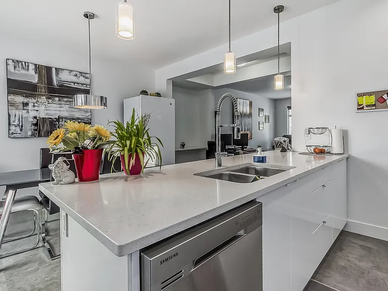 173 Cavanagh Cmn SW — Photo 42