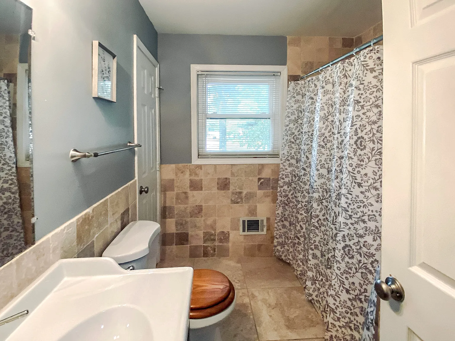4 bed, 3.0 bath, 2650 sqft, $866 — Photo 3