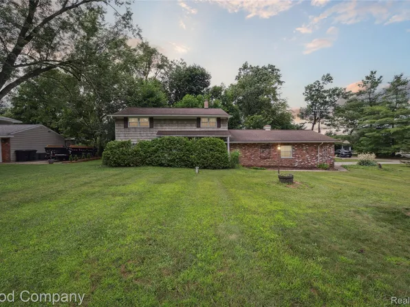 2289 Paulette Dr, Walled Lake, MI 48390