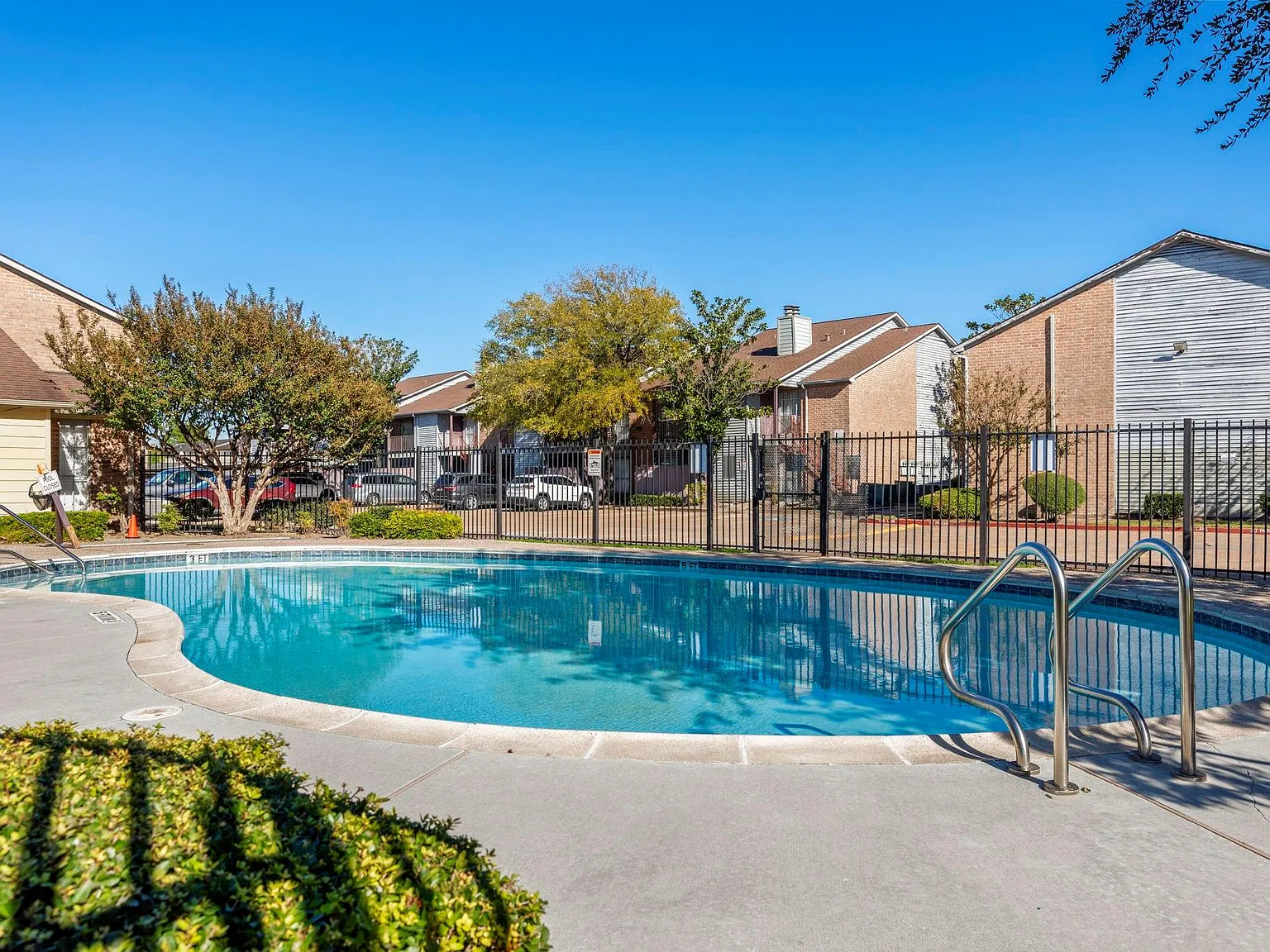 1 bed, 1.0 bath, 684 sqft, $1,000 — Photo 2