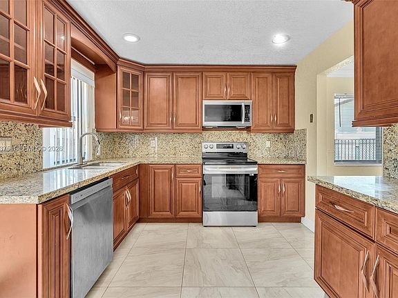 4th image of 7480 NW 37th Ct
