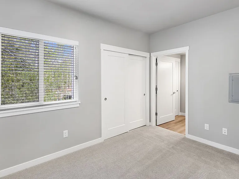 Kingsway Apartments — Photo 87