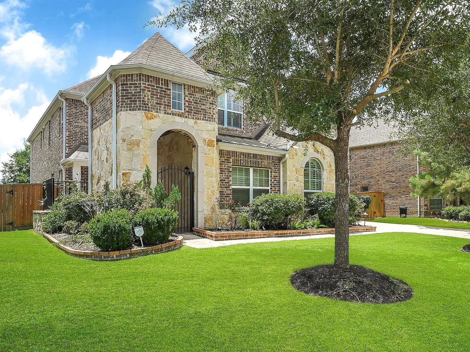 5 bed, 3.5 bath, 4390 sqft, $4,100 — Photo 2
