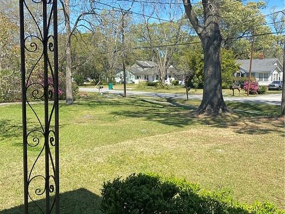 4th image of 15 Nelson Ave