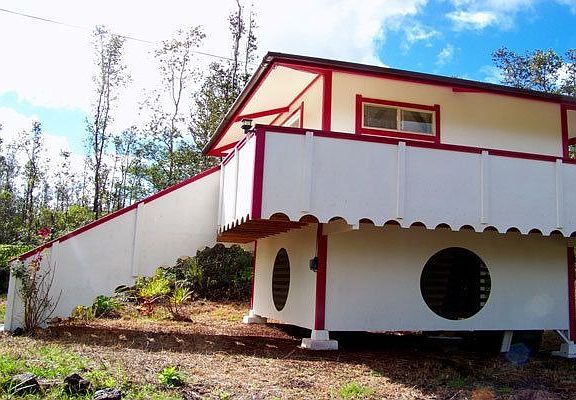Side view of the cabin.