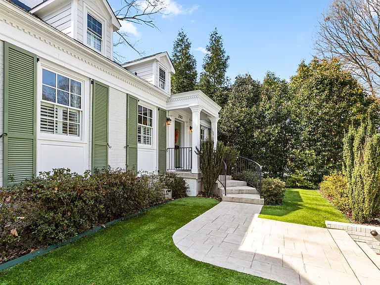 203 Elmwood Dr — Photo 3