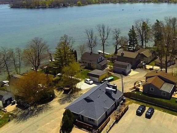 4th image of 3327 Lake Dr
