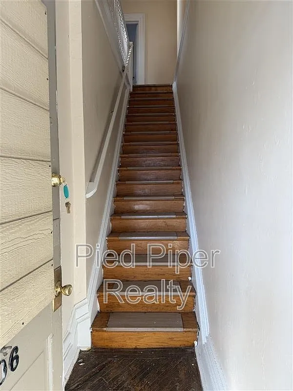 2 bed, 1.0 bath, 2561 sqft, $1,395 — Photo 2