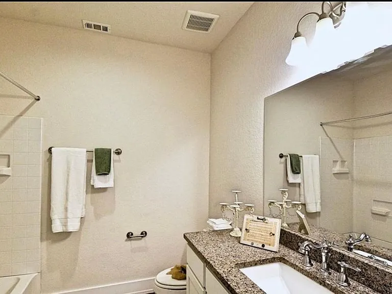 215 Sapphire — Photo 15
