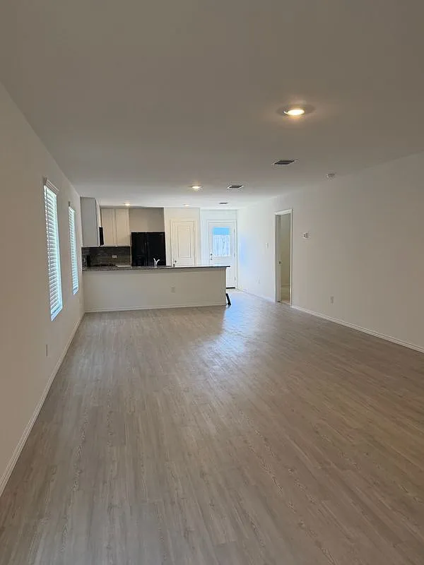 3 bed, 2.0 bath, 1411 sqft, $2,095 — Photo 3
