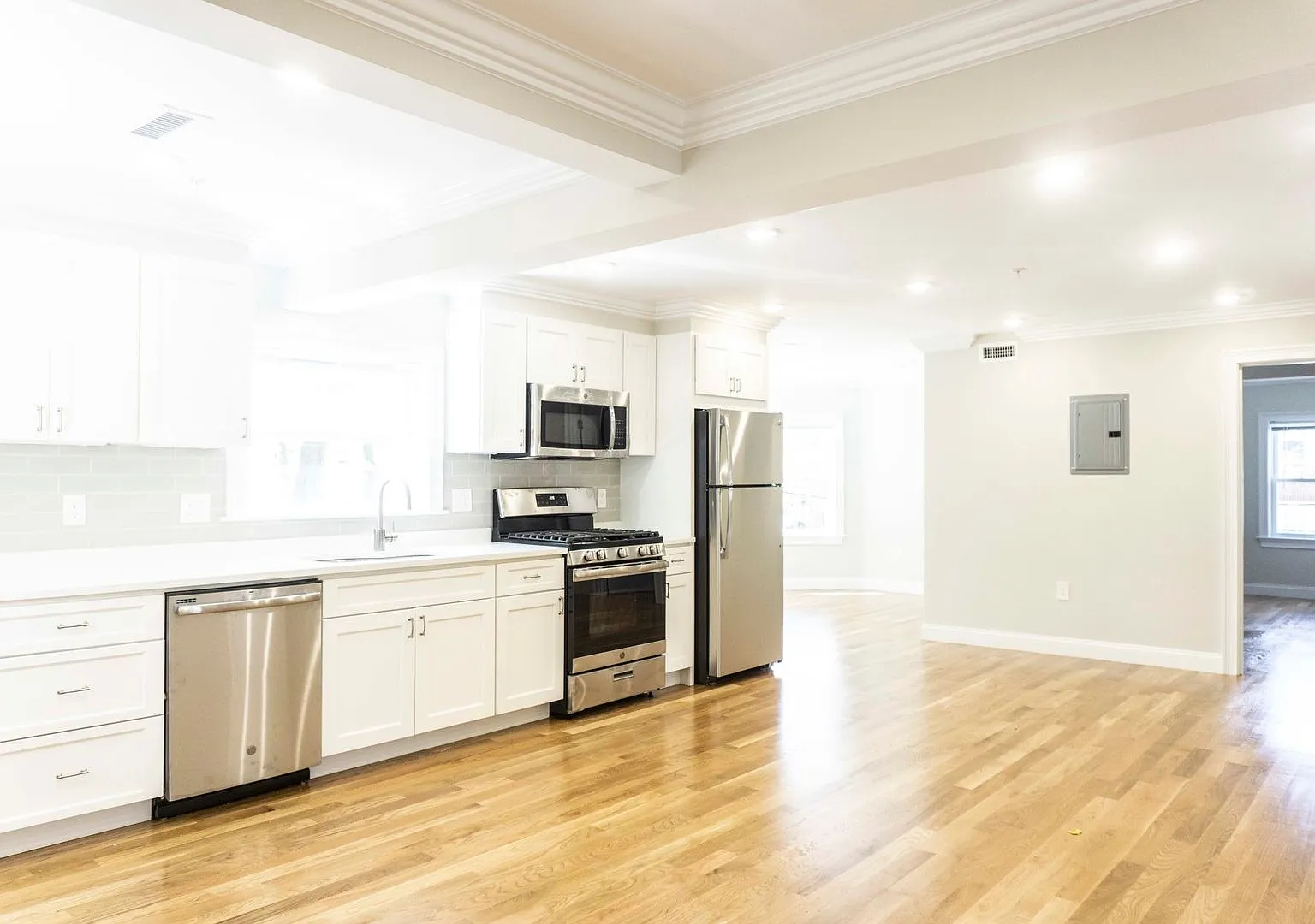 Ridiculous renovations including living room with metal object... (banishment room) — Photo 1