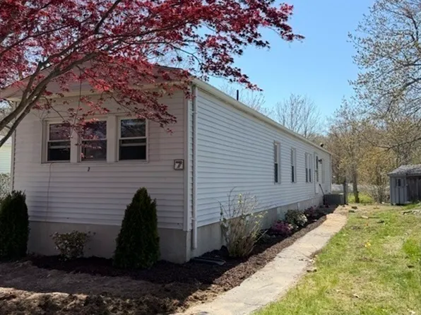7 Chestnut Cir, Rockland, MA 02370