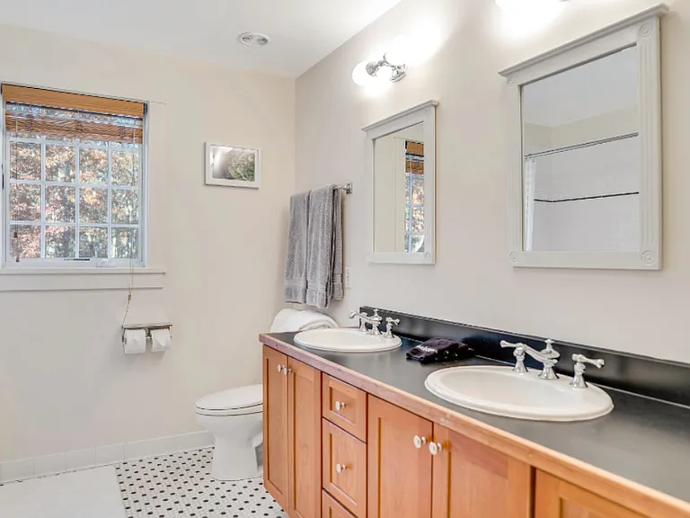 317 W Neck Rd — Photo 24