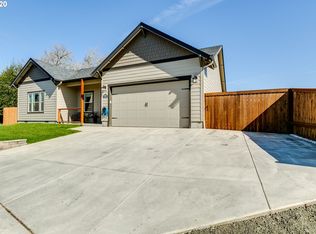 1007 S 40th St, Springfield, OR 97478