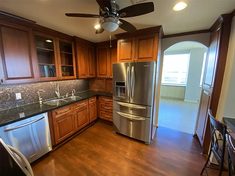 14 Greenway Plz #13R — Photo 2