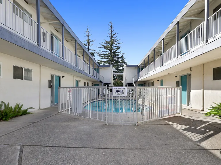 Carmichael Apartments — Photo 1
