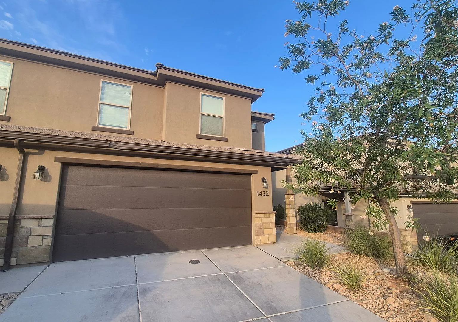 Spacious Townhome for Rent Prime Location! — Photo 1