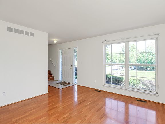 5th image of 45831 Samantha Dr