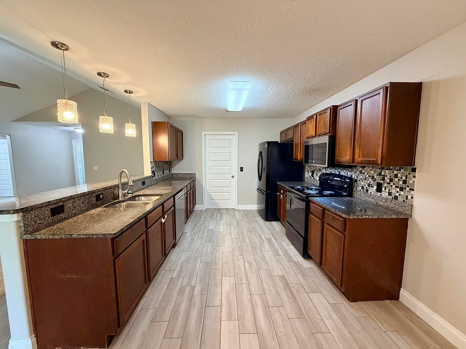 3 bed, 2.0 bath, 1557 sqft, $2,300 — Photo 2