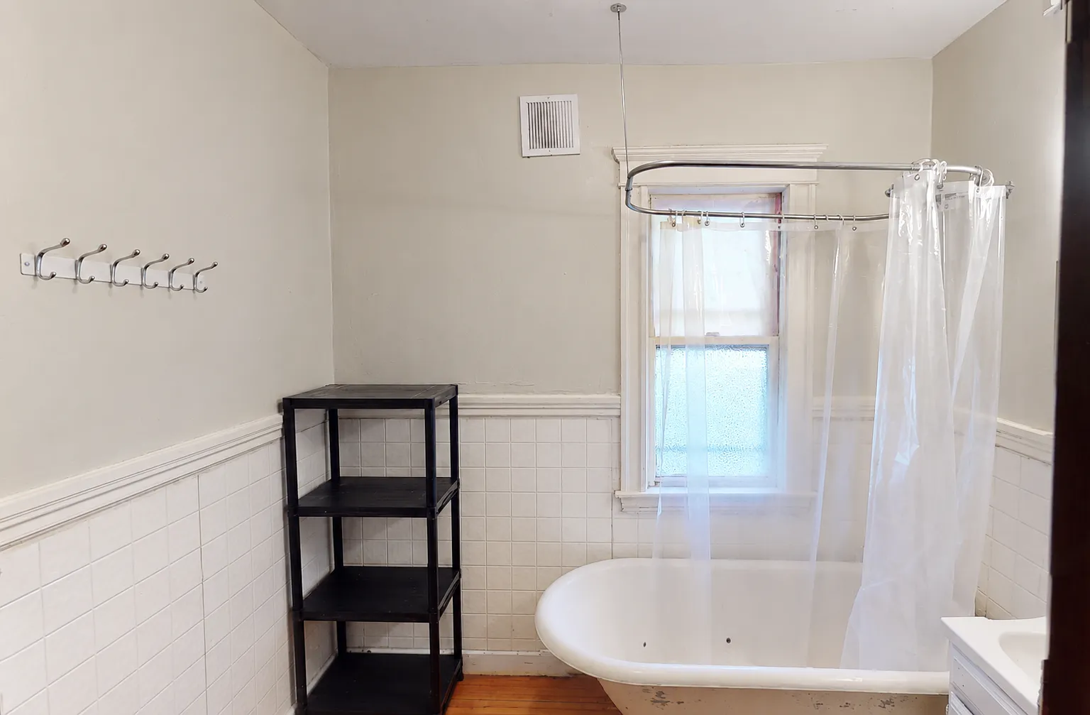 4 bed, $5,600 — Photo 1