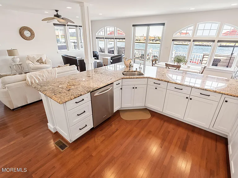 556 Riverside Dr — Photo 18