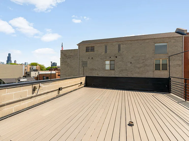 1657 W Erie St — Photo 29