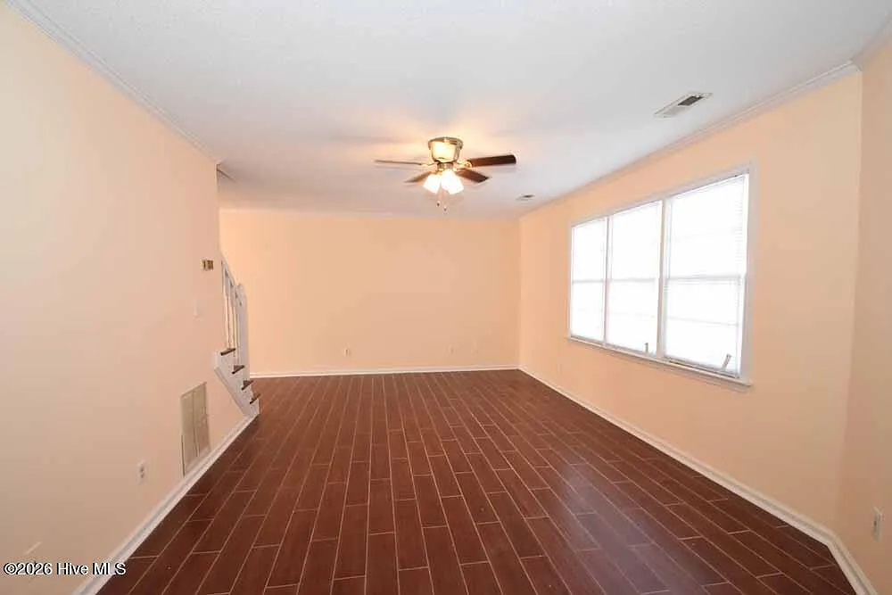 3 bed, 2.5 bath, $1,100 — Photo 2