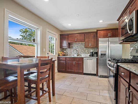 4th image of 1156 Parkview Dr