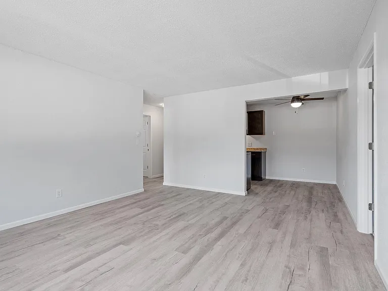 Cedar Square Apartments — Photo 13