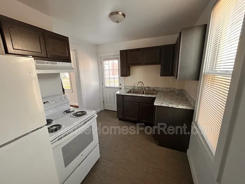 3 bed, 1.5 bath, $1,100 — Photo 4