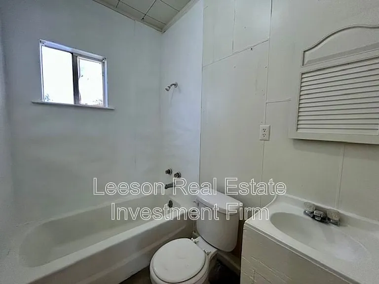 2924 Dupont St — Photo 10