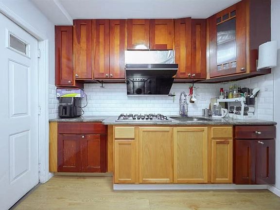 4th image of 1917 W 8th St #1