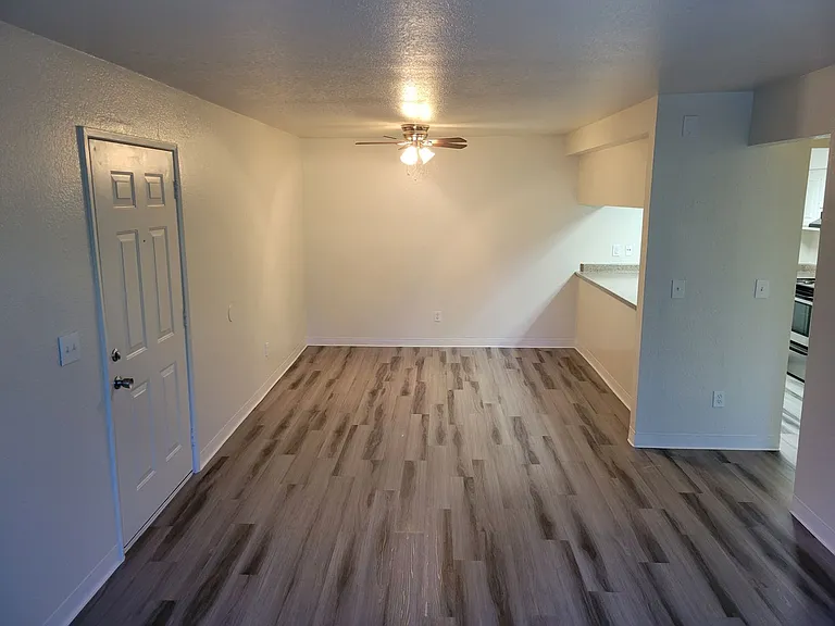 Mesa Verde Apartments — Photo 28