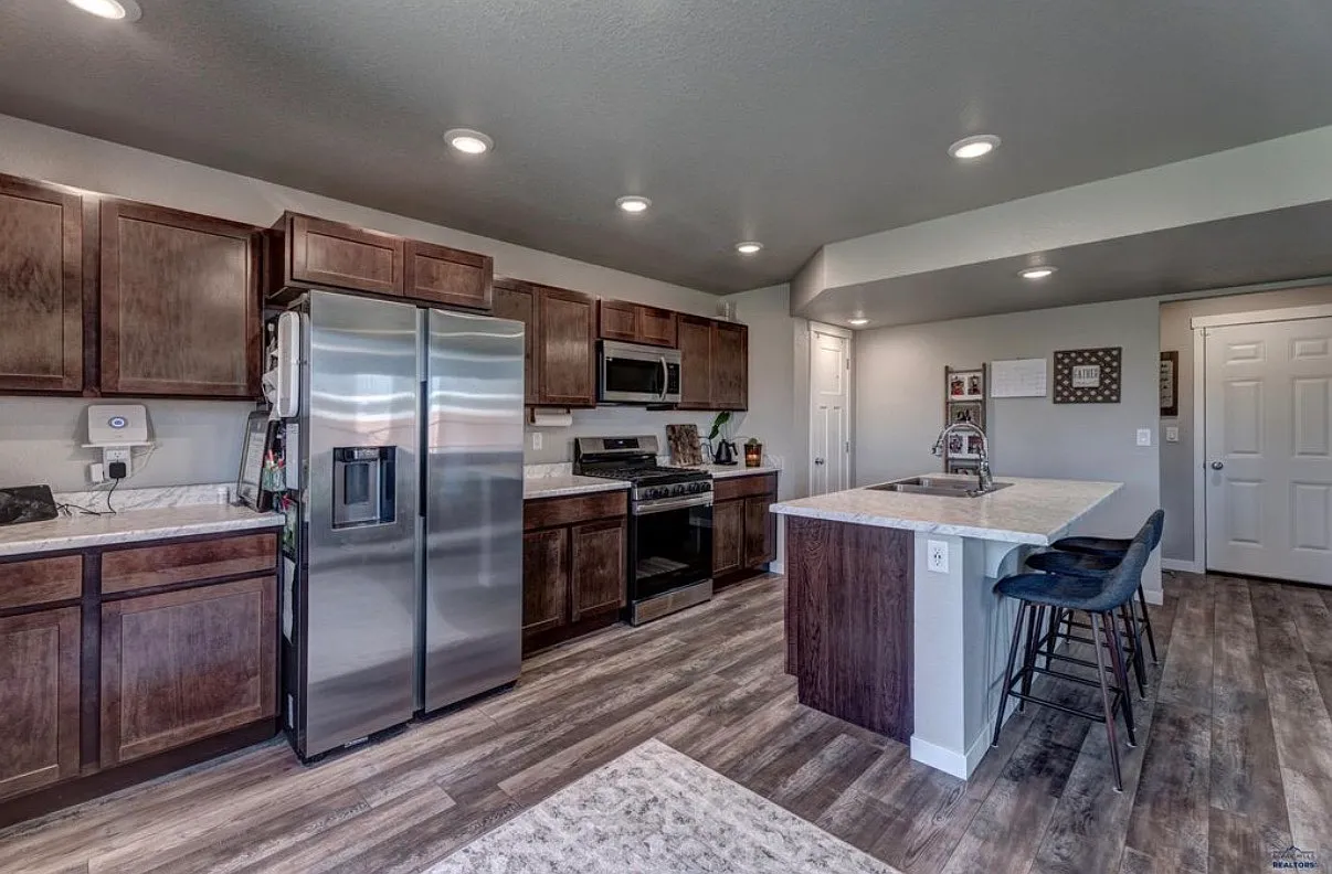 4 bed, 1894 sqft, $2,800 — Photo 2