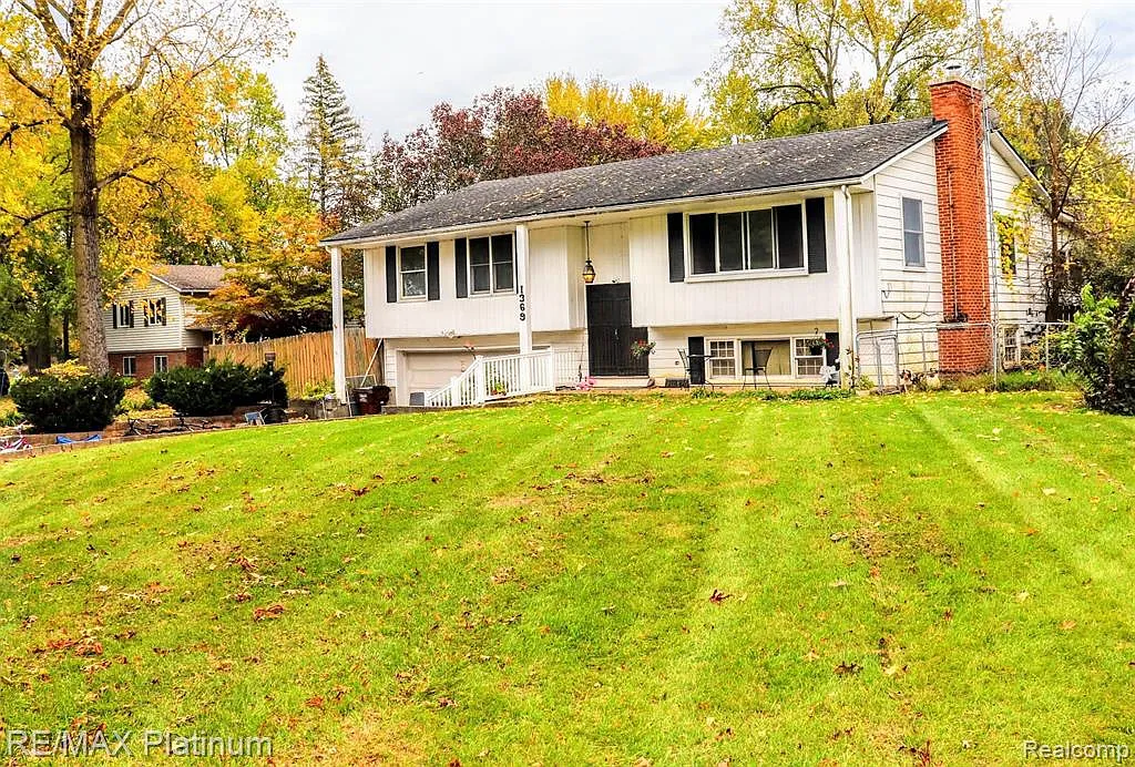 1369 Willis Rd photo 1